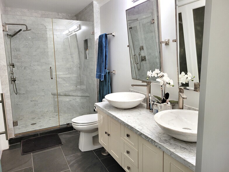 Building Photo - 1317 W Bay Ave