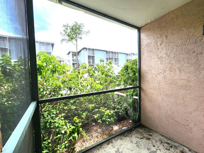 Building Photo - Ground Floor Unit; Tile/Laminate Flooring;...