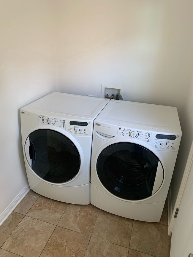 Building Photo - 2 Bedroom 1 Bath Remodeled House for Rent ...