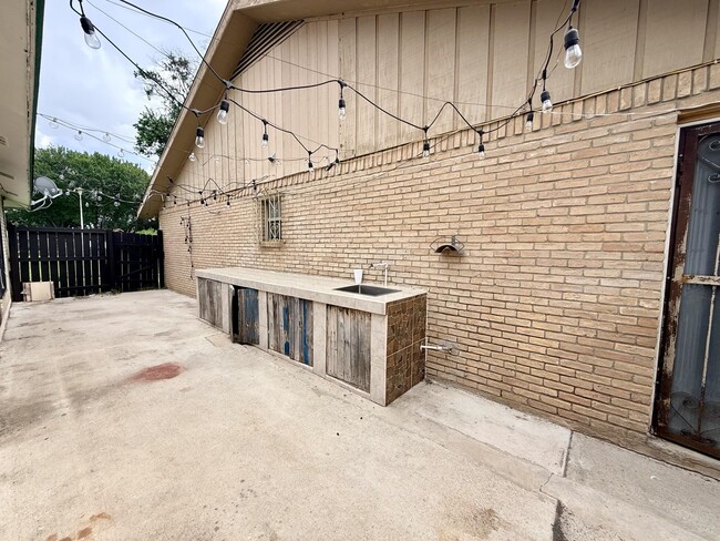 Building Photo - 313 Wyoming St