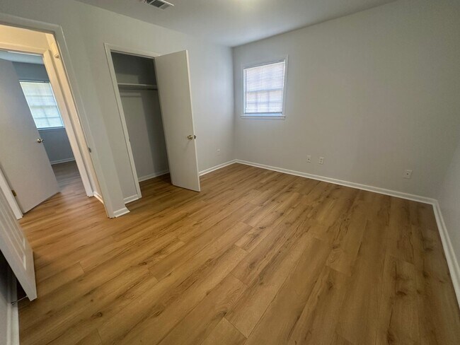 Building Photo - Pet Friendly 2 Bedroom, 1 Bath Duplex Located in the Center of Wilmington