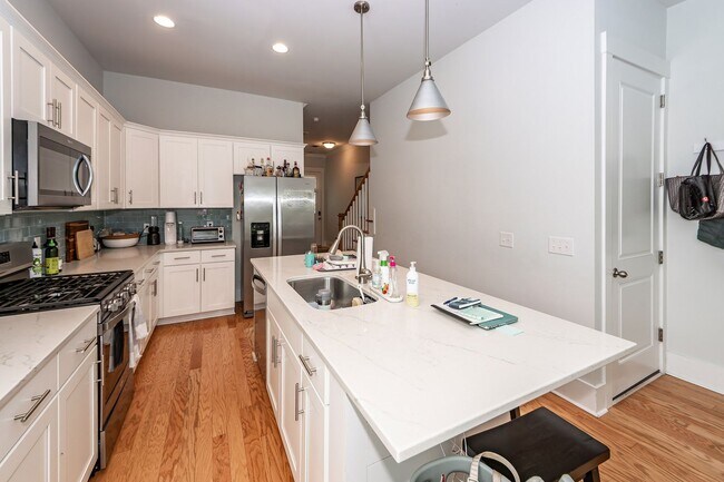 Building Photo - 3 Bedroom 3 Bath Single Family Home in Sab...