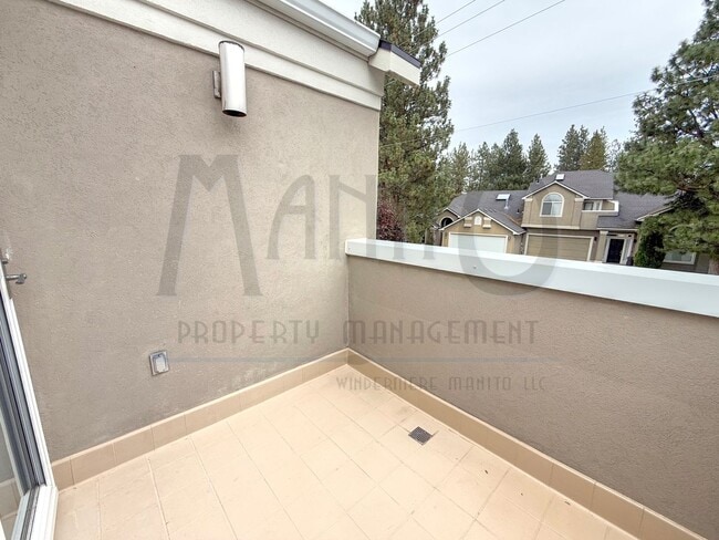 Building Photo - Beautiful Carnahan Crest Townhome