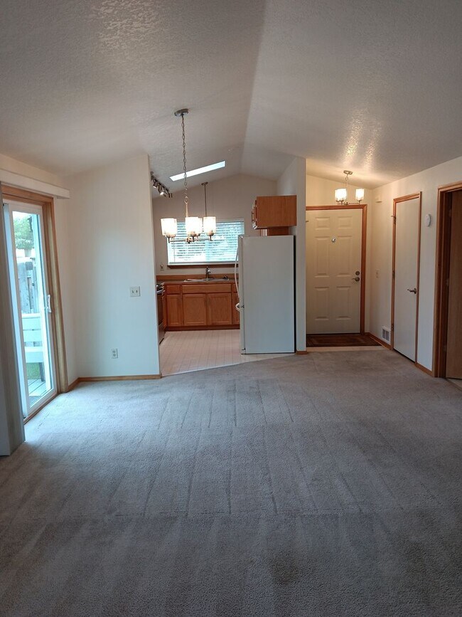 Building Photo - Charming Single-Level Home in Bend’s Mountain View Area