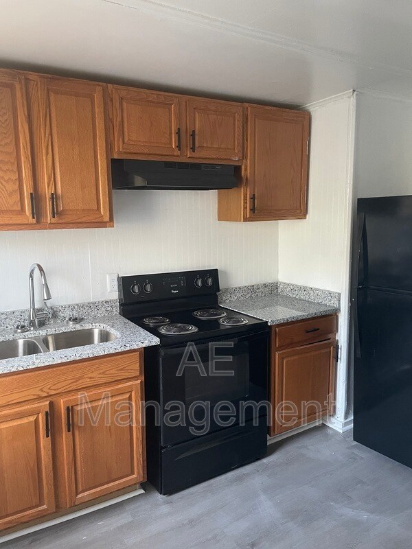 Building Photo - 163 Choate St