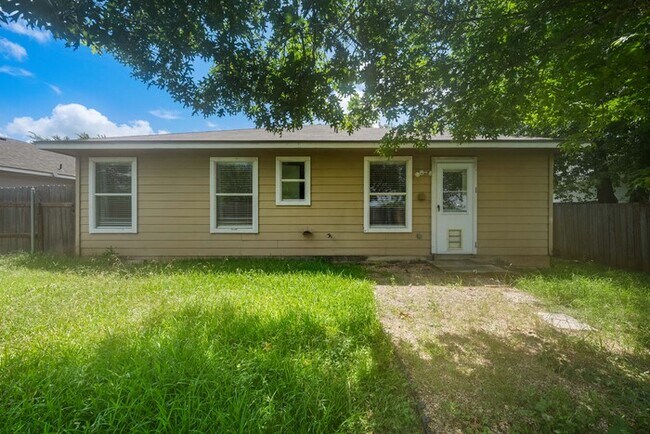 Building Photo - 111 Quail Hollow Dr