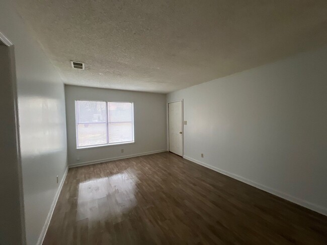 Building Photo - 2 Bedroom, 1 Story Duplex in Gallatin. SPE...