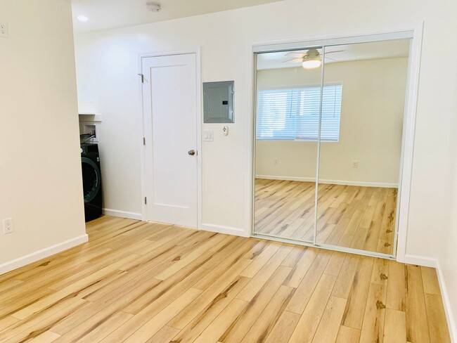 Building Photo - LIVE NEAR THE BEACH & MISSION BAY! 1BD/1BA...