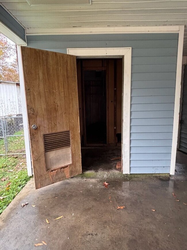 Building Photo - 2860 Charleston Dr