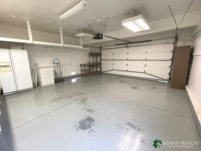 Building Photo - Large 3 Bedroom, 2.5 Bathroom, Great Neigh...