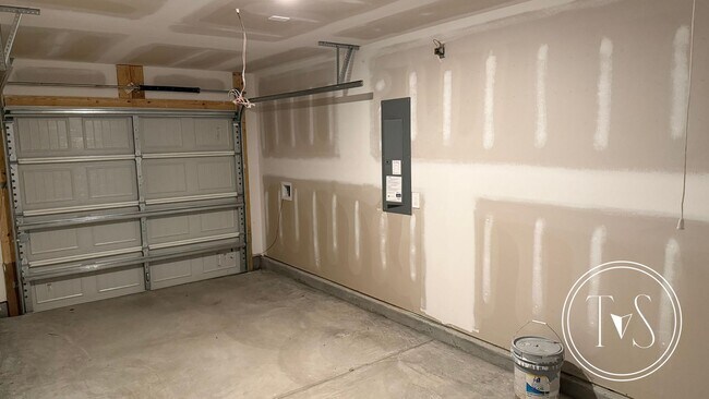 Building Photo - RATE DROP ALERT (was $2200/month) and FALL...