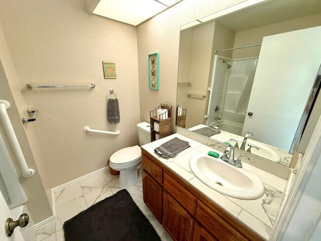 Building Photo - Beautiful Furnished 2 Bed / 2 Bath Condo in Laguna Nueva – Colorado River Living! 1-3 Month Term