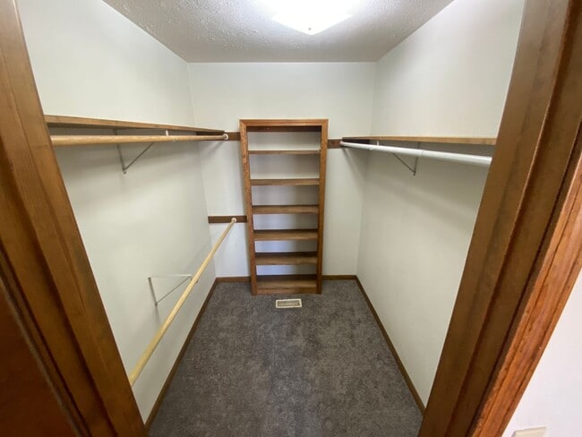 Building Photo - Large 4 Bed /  2 Bath Home