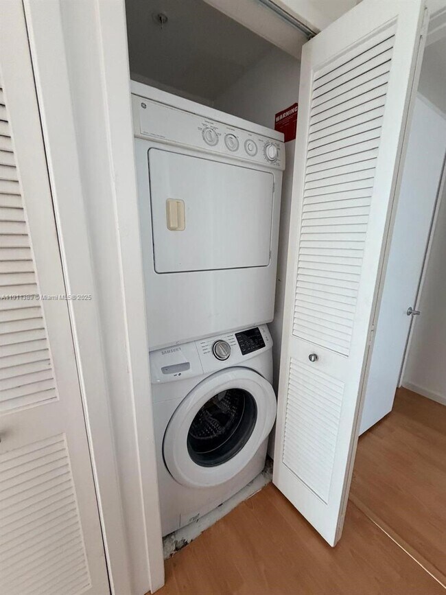 Building Photo - 218 SE 14th St