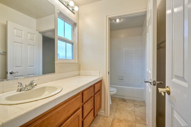 Building Photo - Executive Home with Views!