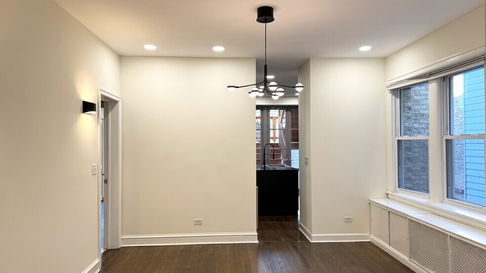 Building Photo - 1406 W Thorndale Ave