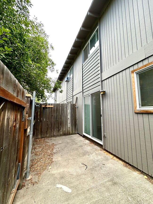 Building Photo - 1632 SW Lava Ave