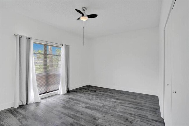 Building Photo - 16610 Royal Poinciana Ct