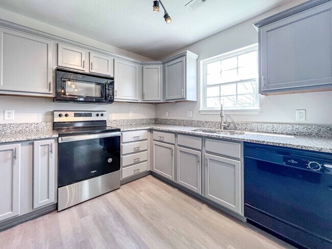 Building Photo - 3 Bed / 2.5 Bath Home with Fenced Backyard, Garage & Extra Storage