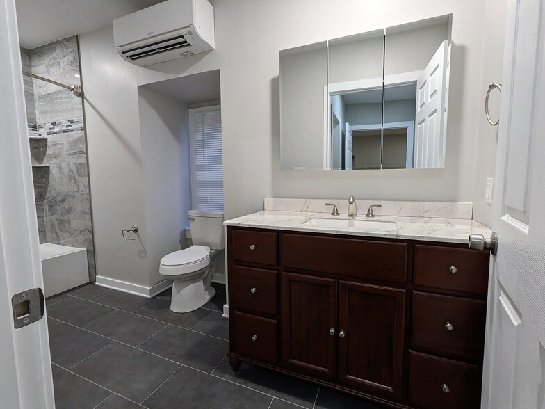 Master Bath - 5012 Dearborn St