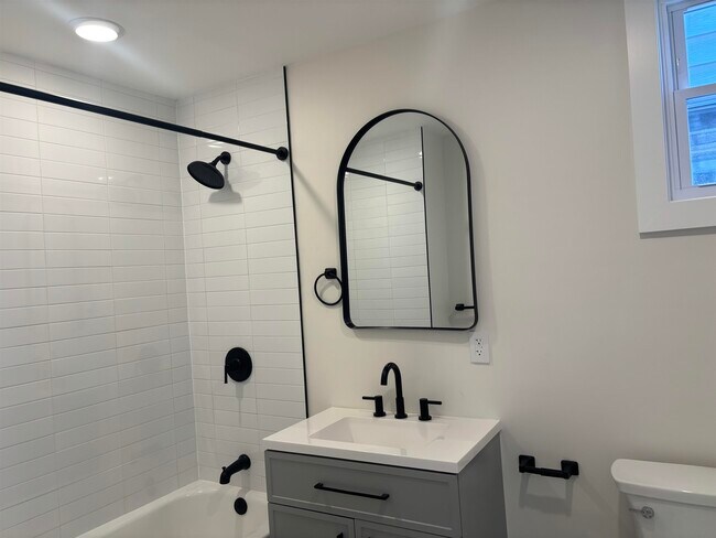 Building Photo - 9124 Columbia Ave