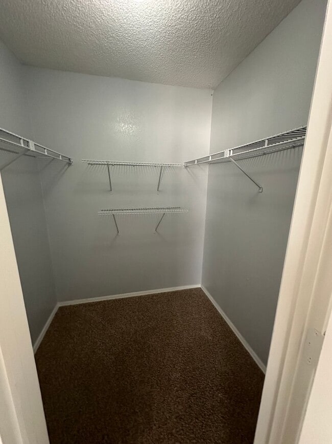 Building Photo - 2 Bed/2 Bath 2nd Floor Condo