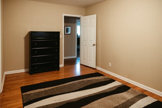 Building Photo - 417 Forest Glen Dr