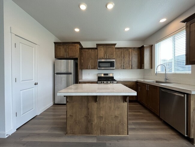 Building Photo - Stunning 3 Bedroom with Bonus Room | Solar Panels, Stainless Steel Appliances & Fenced Backyard