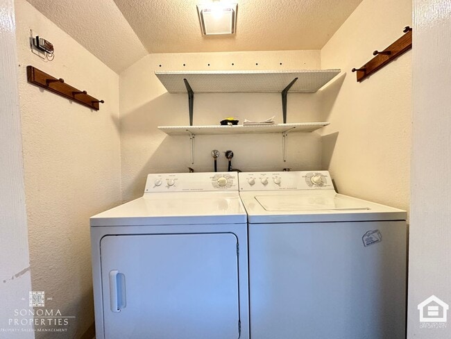 Building Photo - Charming 2 Bedroom Townhouse – Prime Location, Available Now!