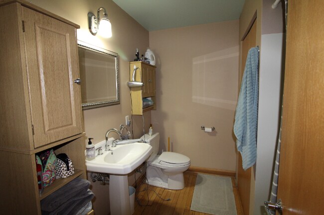 Building Photo - 215 W Maple St