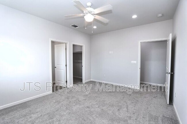 Building Photo - 5 Oak Manor Way