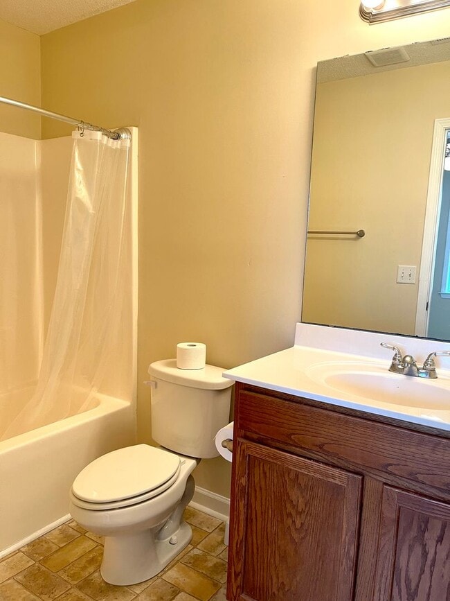 Building Photo - Charming 2BR Townhome Minutes from Hwy 172 Back Gate