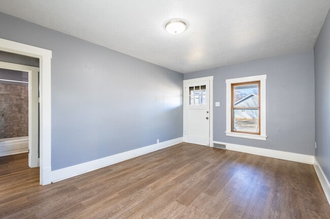 Building Photo - Updated 2 Bed/1 Bath Home with Spacious Detached Garage.