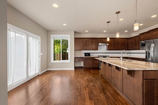Building Photo - Spacious 5-Bedroom Home with Loft in Beautiful Carnation