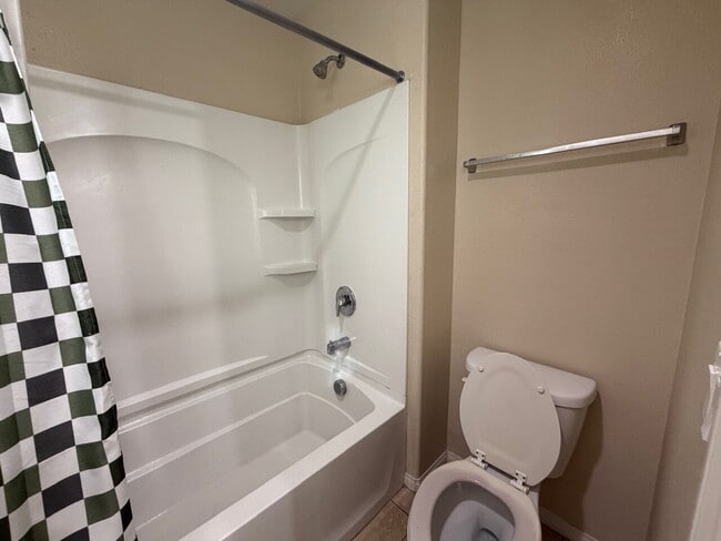 Building Photo - 4 BED 2.5 BATH 2 CAR GARAGE SINGLE FAMILY HOME W/ FULLY LANDSCAPED BACKYARD. THIS WAS FORMER MODE...