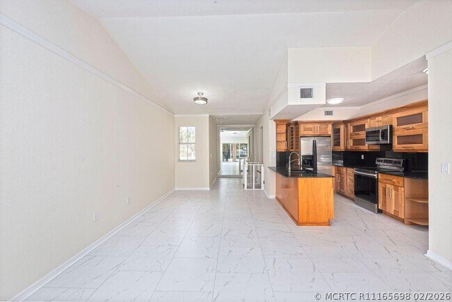 Building Photo - 2400 Centergate Dr