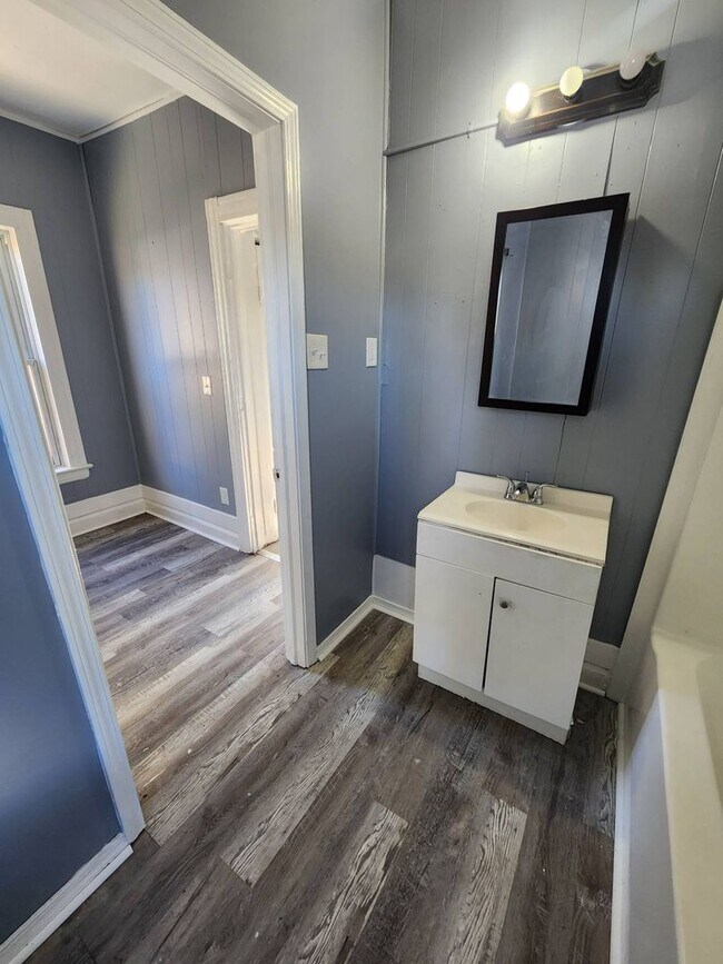 Building Photo - Charming 4-Bedroom Property in Prime Locat...