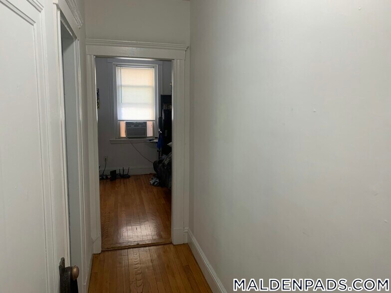 Building Photo - 170 Maple St