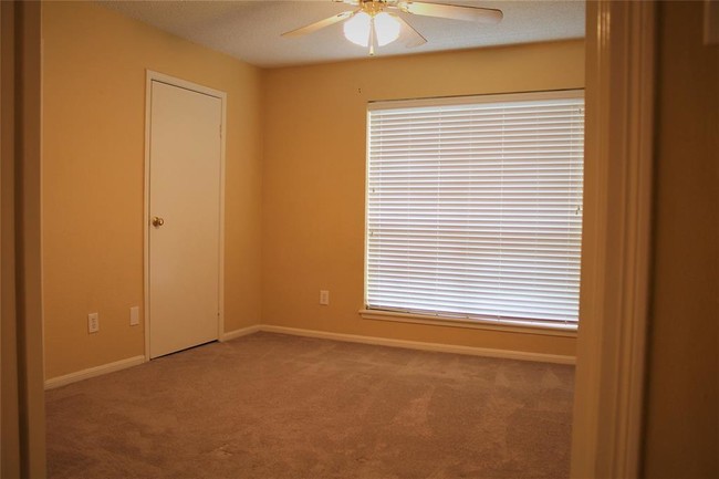 Building Photo - 11201 Lynbrook Dr