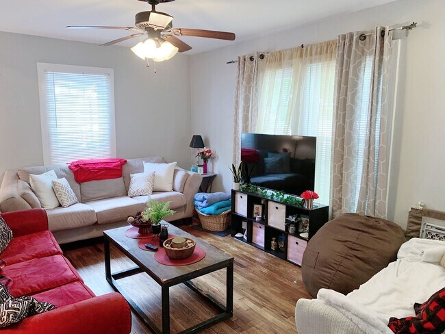 Building Photo - 3 Bedrooms 2 Full Bathrooms with fenced in...