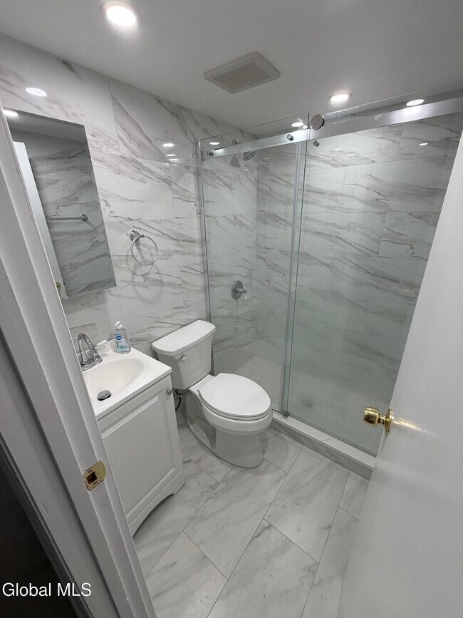 Building Photo - 58 S Swan St