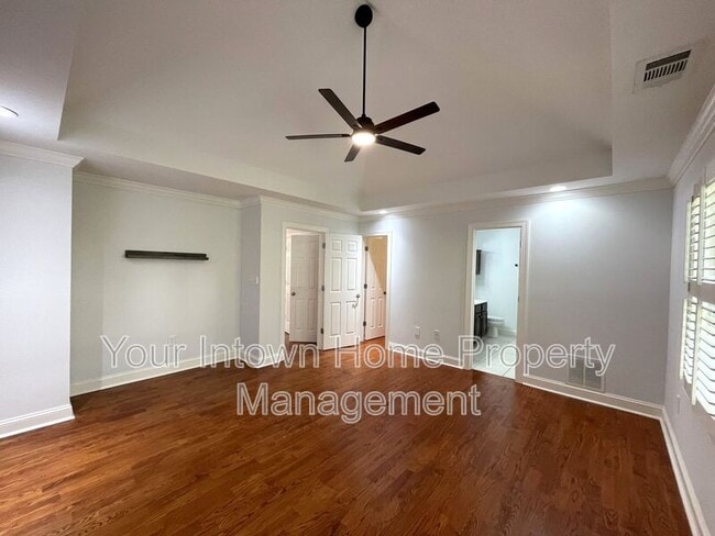 Building Photo - 652 Irwin St NE