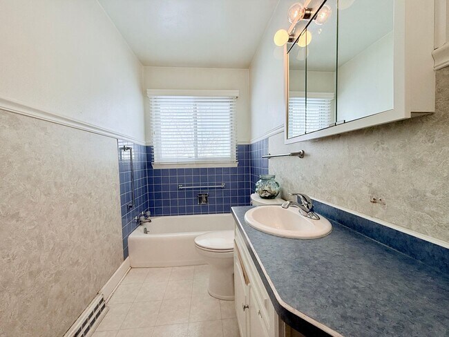 Building Photo - 3-Bed House in Waterloo