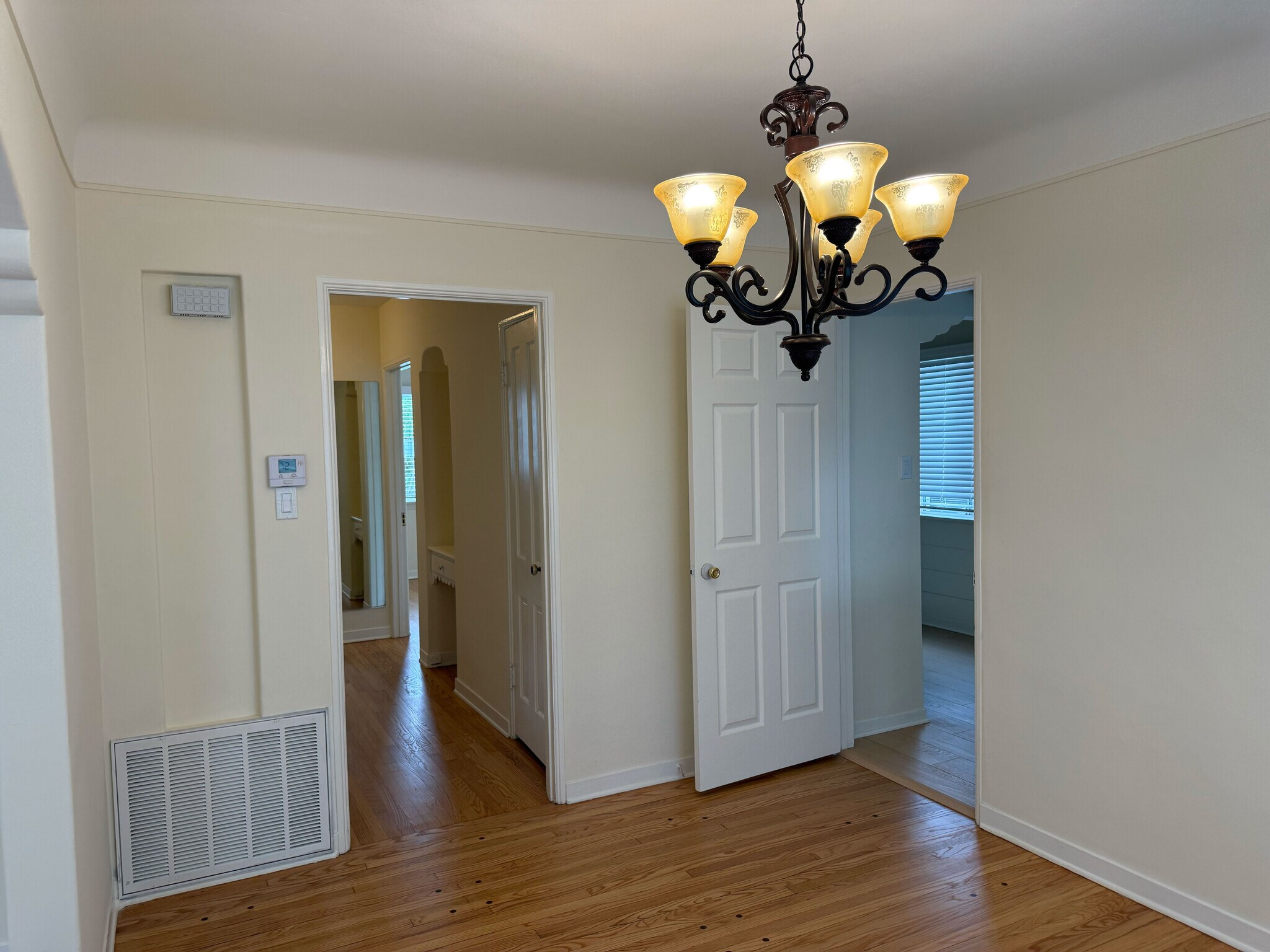 Building Photo - 617 W Glenoaks Blvd