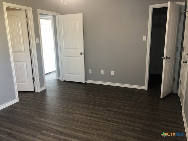 Building Photo - 1818 Castroville Trl