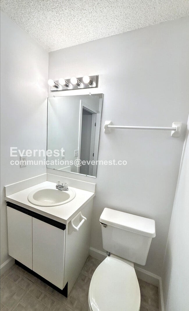 Building Photo - Spacious Condo with Modern Amenities and Garage Parking