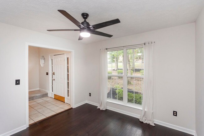 Building Photo - 105 Redbud Dr