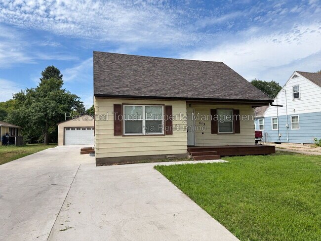 Building Photo - 413 22nd St S