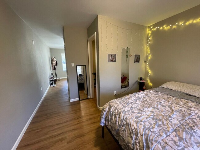 Building Photo - 1 Bedroom Studio in Hollister, MO