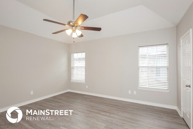 Building Photo - 8205 Lake Bend Dr